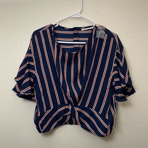 ⚠️1 LEFT‼️ SHORT BELL SLEEVE KNOT BACK BUTTON TOP - Picture 5 of 8